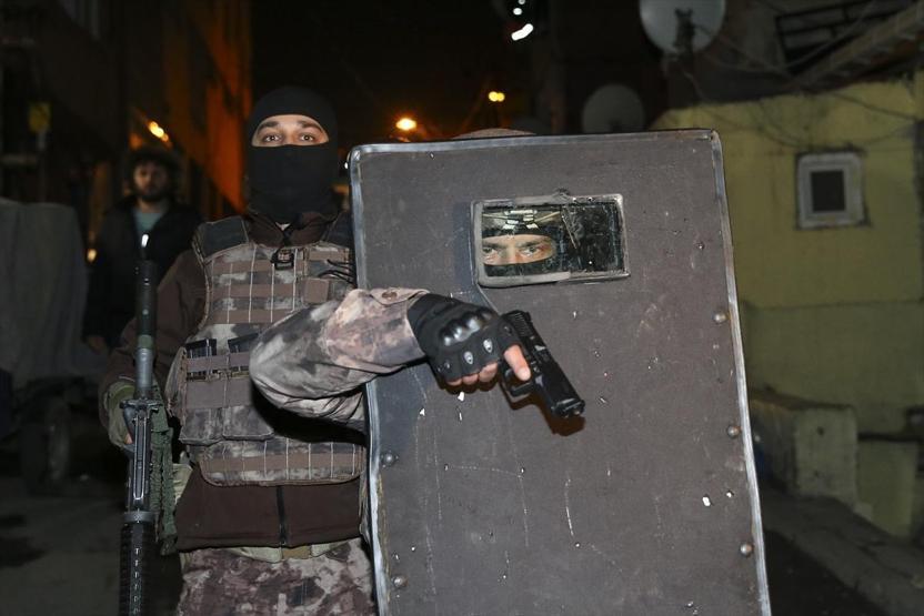 Uyuşturucu tacirlerine şafak baskını