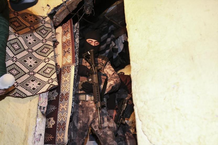 Uyuşturucu tacirlerine şafak baskını