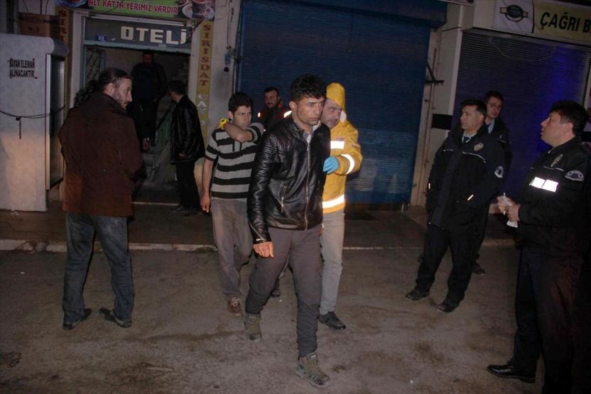 Suriyeliler bıçak ve tornavidayla Afganların evini bastı