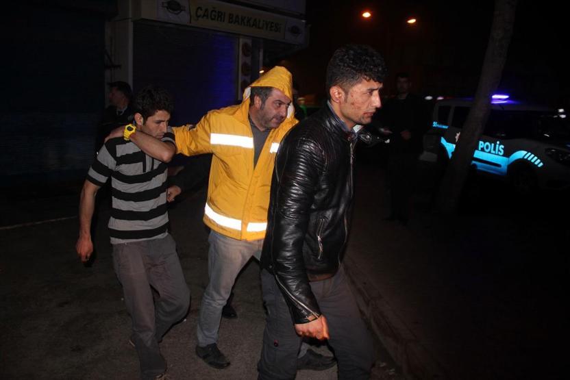 Suriyeliler bıçak ve tornavidayla Afganların evini bastı