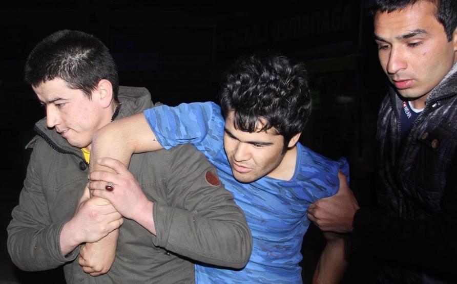 Suriyeliler bıçak ve tornavidayla Afganların evini bastı
