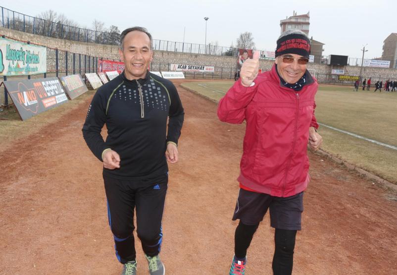 70 yaşında mide kanserini sporla yendi