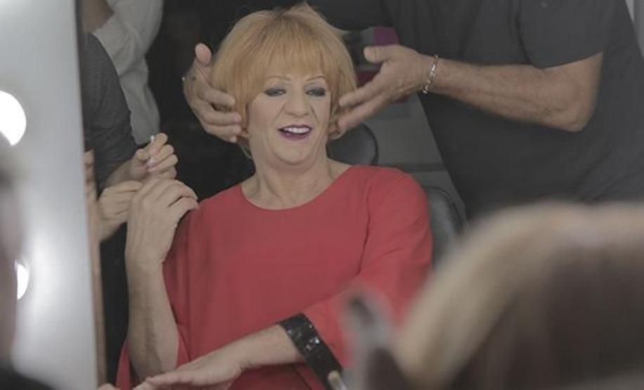 Yeni filmi için kadın kılığına girdi