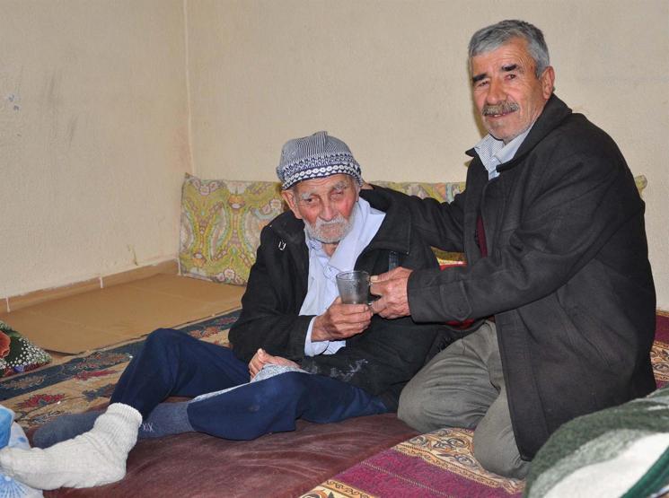 Cumhuriyet ile yaşıt Ali Dedenin yaşlılık maaşı kesildi