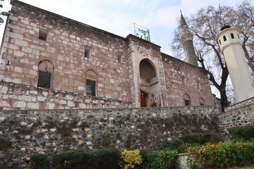 Tarihi Ulu Camiinin duvarları çatlıyor
