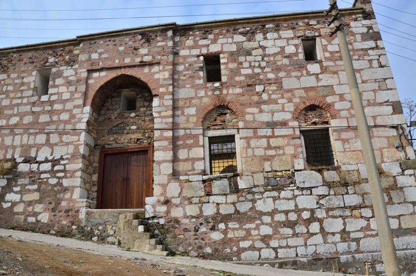 Tarihi Ulu Camiinin duvarları çatlıyor