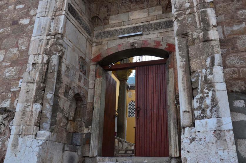 Tarihi Ulu Camiinin duvarları çatlıyor