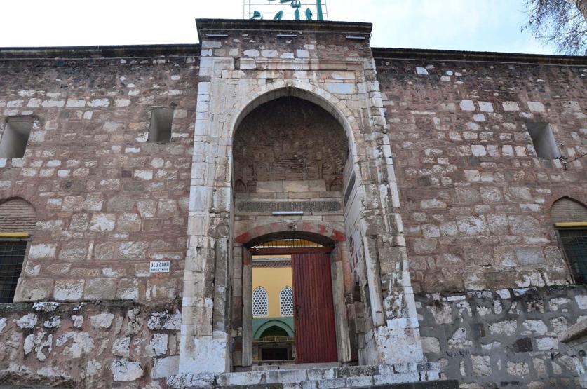 Tarihi Ulu Camiinin duvarları çatlıyor