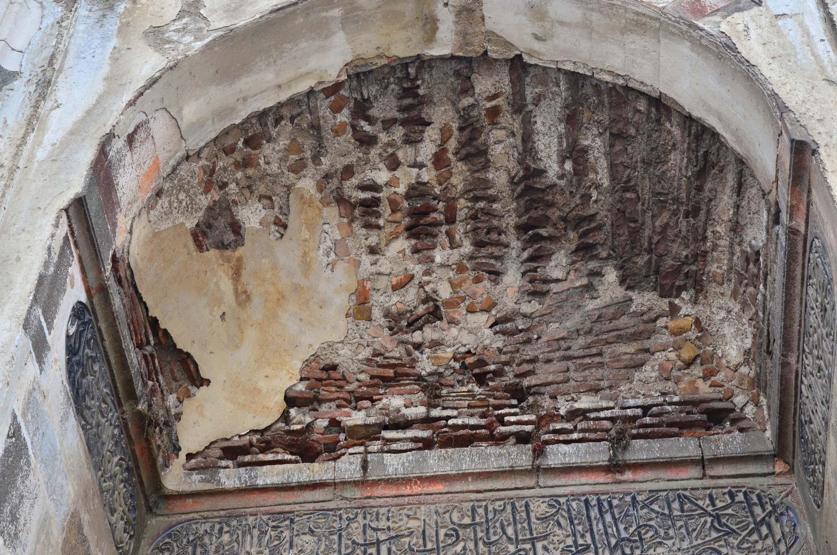 Tarihi Ulu Camiinin duvarları çatlıyor