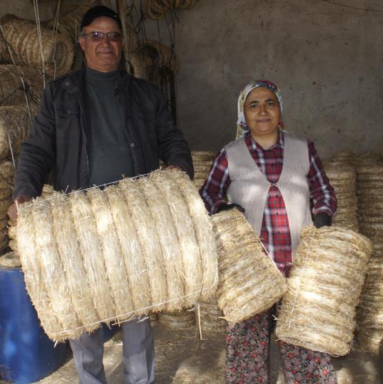 Kapı çelengi ihraç ederek hayatını kazanıyor