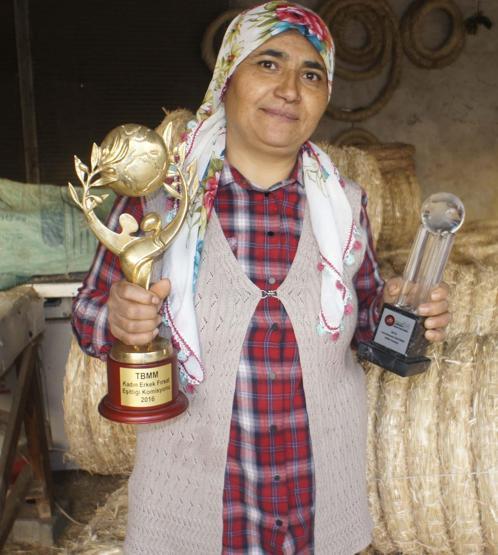 Kapı çelengi ihraç ederek hayatını kazanıyor