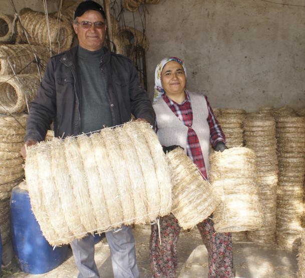 Kapı çelengi ihraç ederek hayatını kazanıyor