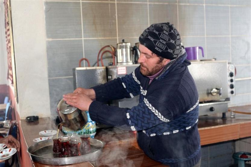Çaycı deyip geçmeyin, 5 dil biliyor