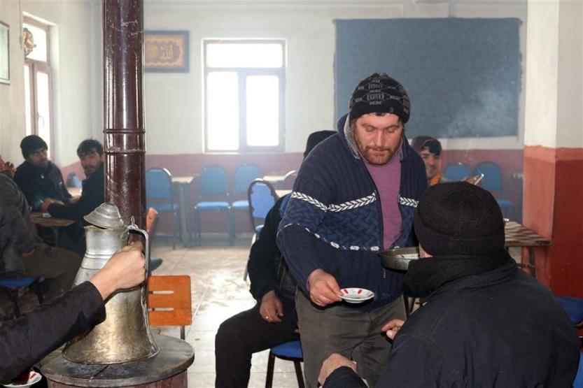 Çaycı deyip geçmeyin, 5 dil biliyor