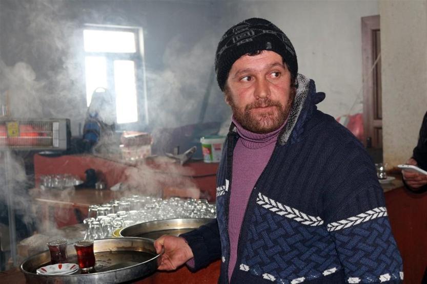 Çaycı deyip geçmeyin, 5 dil biliyor