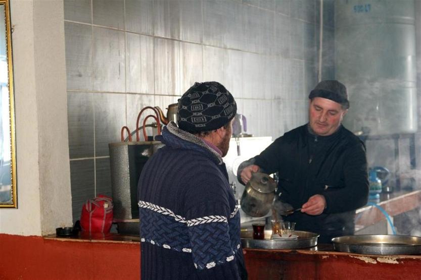 Çaycı deyip geçmeyin, 5 dil biliyor