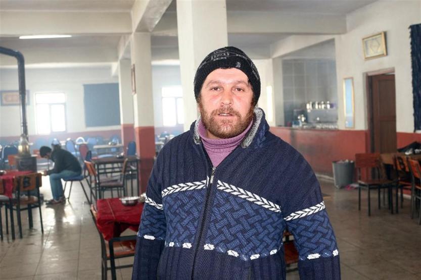 Çaycı deyip geçmeyin, 5 dil biliyor