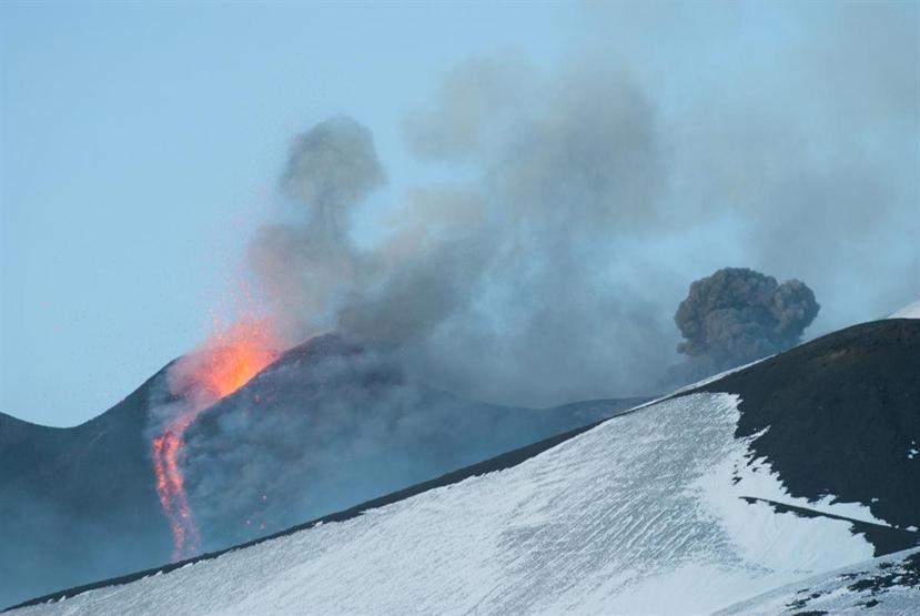 Etna Yanardağı yeniden lav püskürttü