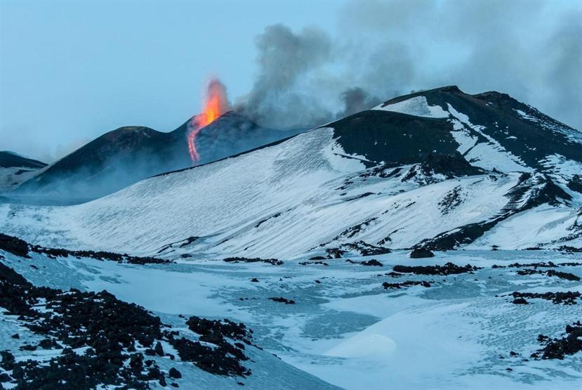 Etna Yanardağı yeniden lav püskürttü