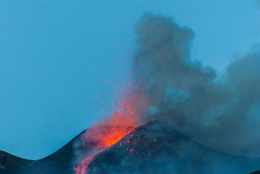 Etna Yanardağı yeniden lav püskürttü