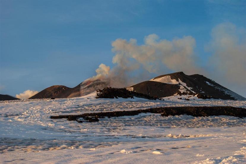 Etna Yanardağı yeniden lav püskürttü