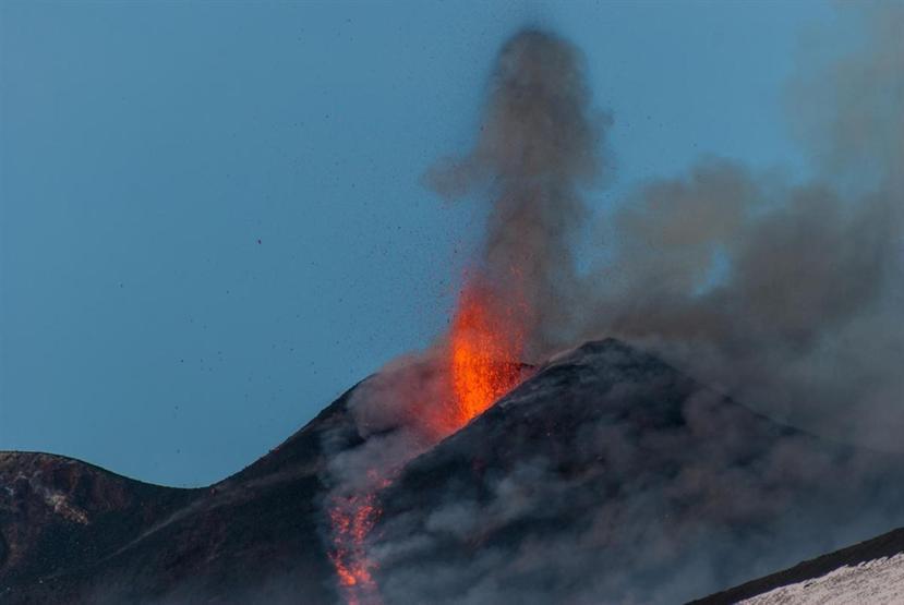 Etna Yanardağı yeniden lav püskürttü