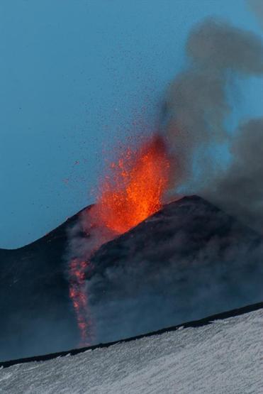 Etna Yanardağı yeniden lav püskürttü
