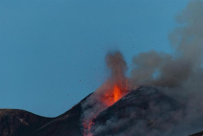 Etna Yanardağı yeniden lav püskürttü