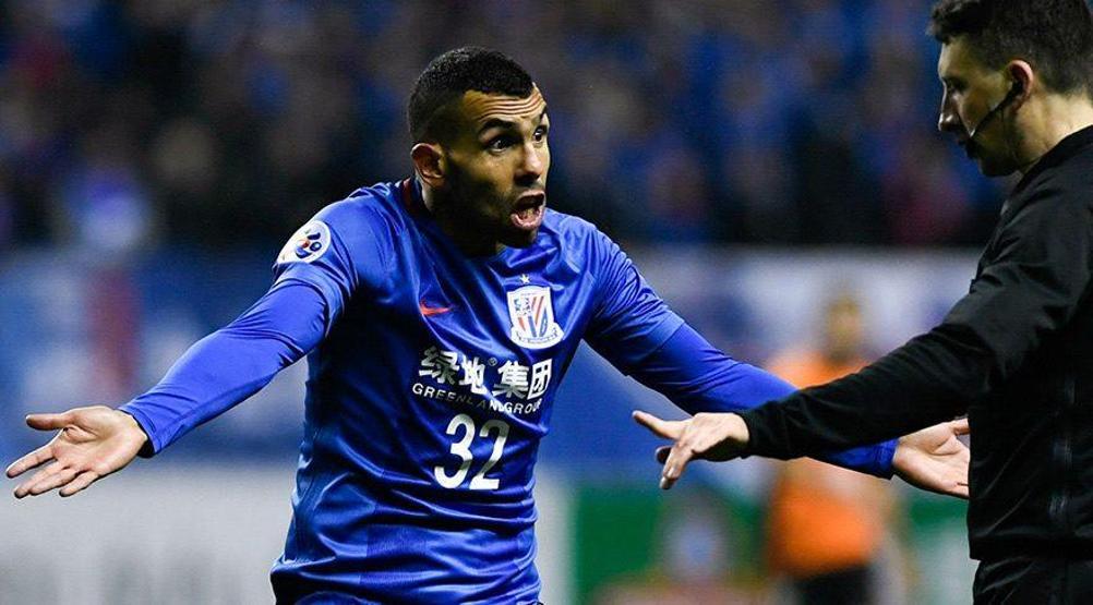 Dünyanın en çok kazanan futbolcusu Carlos Tevez