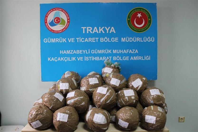 Uyuşturucu dolu çuvalları başka bir TIRın altına bırakıp kaçtı