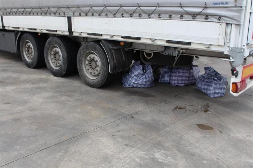 Uyuşturucu dolu çuvalları başka bir TIRın altına bırakıp kaçtı