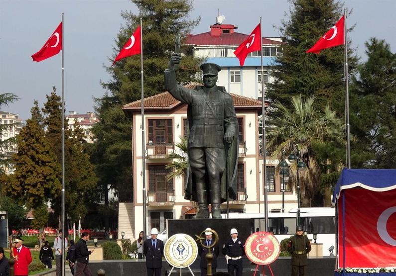 Atatürk heykeline horonlu açılış
