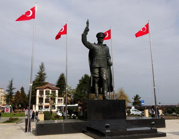 Atatürk heykeline horonlu açılış