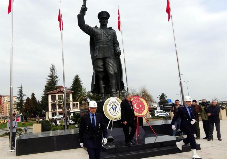 Atatürk heykeline horonlu açılış