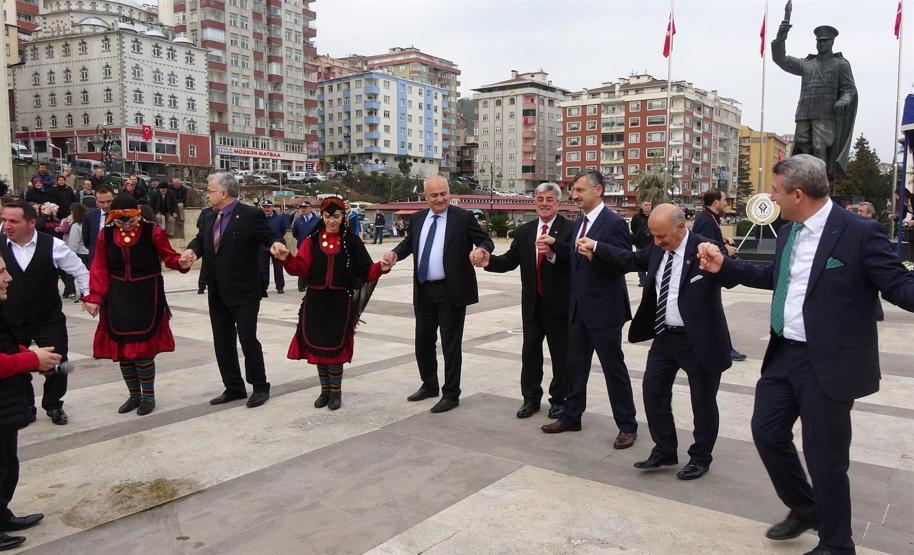 Atatürk heykeline horonlu açılış