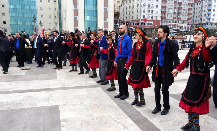 Atatürk heykeline horonlu açılış
