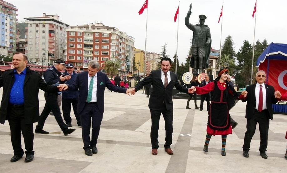 Atatürk heykeline horonlu açılış