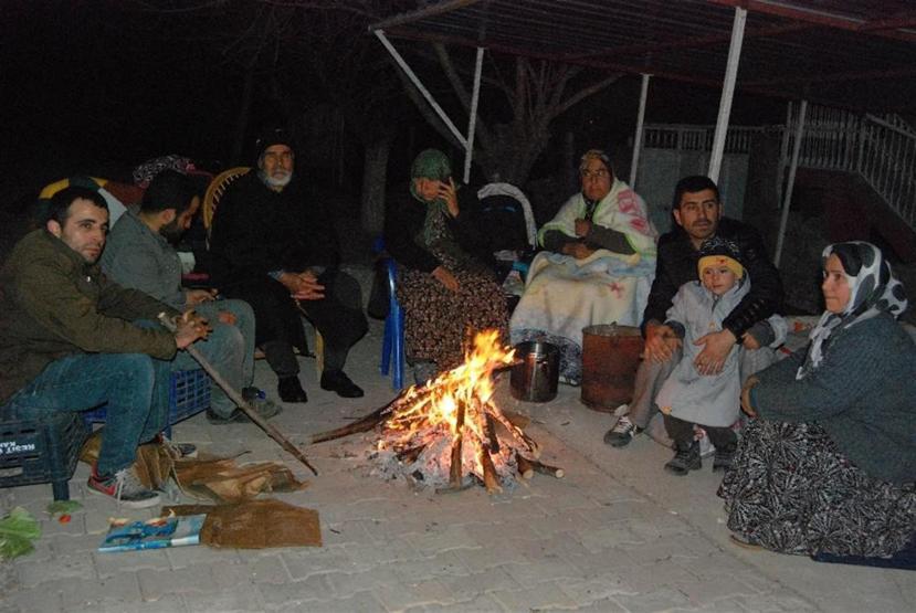 Adıyamanda vatandaşlar geceyi dışarıda geçirdi