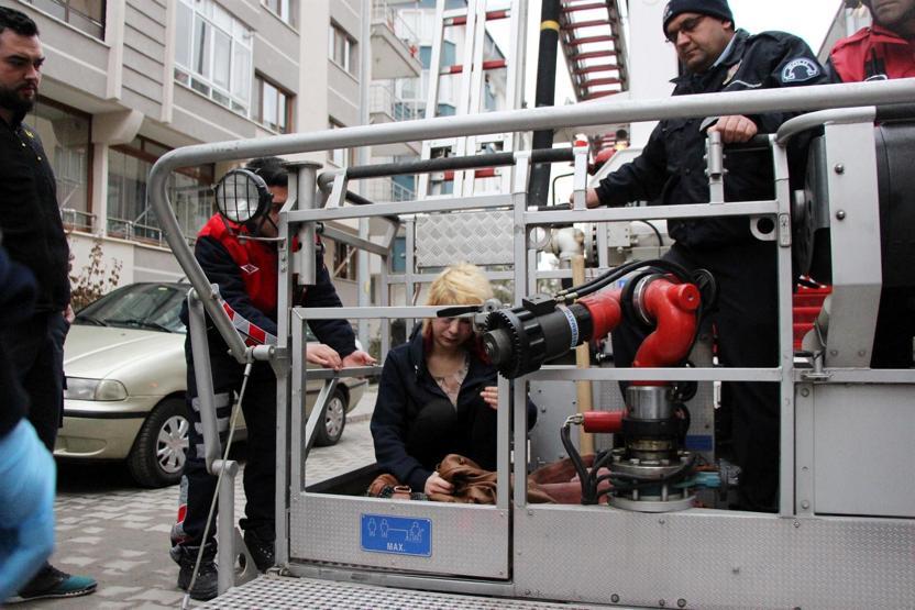 Sevgilisinin şiddetine uğrayan kadını itfaiye kurtardı