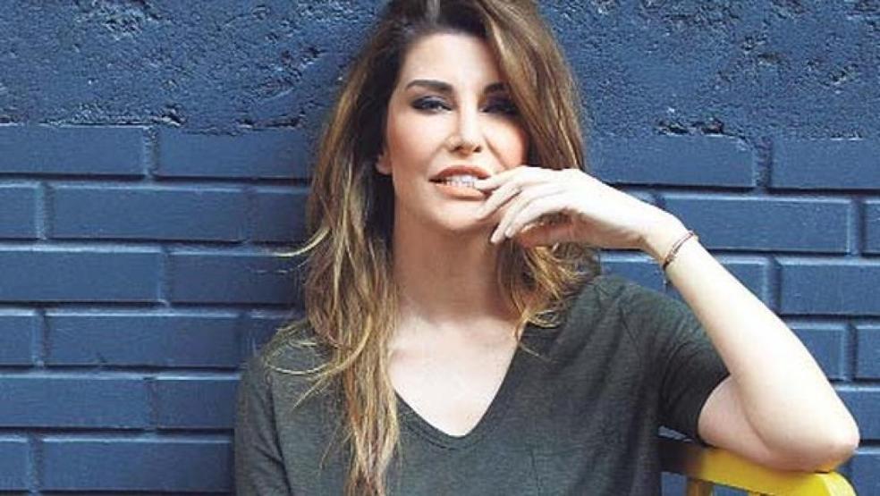 Deniz Akkaya çıplak poz verdi