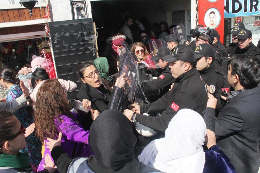 Şanlıurfada kadınlara polis müdahalesi: 21 gözaltı