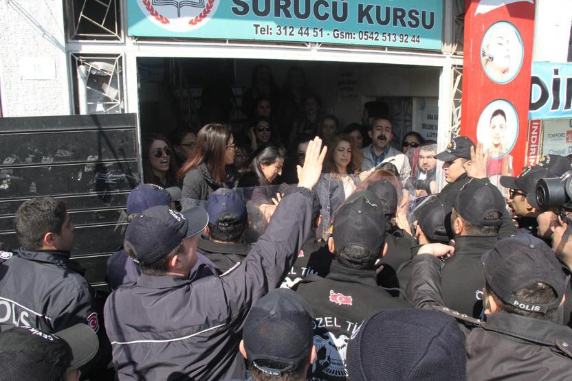 Şanlıurfada kadınlara polis müdahalesi: 21 gözaltı