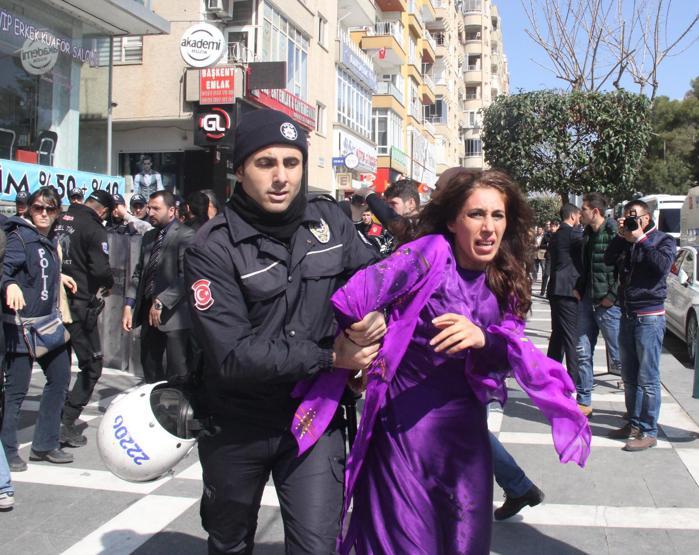 Şanlıurfada kadınlara polis müdahalesi: 21 gözaltı