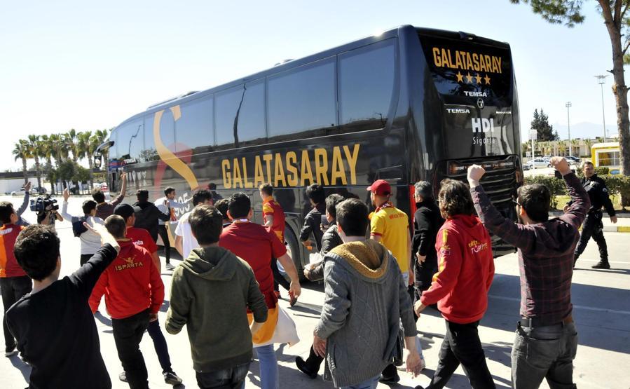 Antalyada Galatasaraya olaylı karşılama