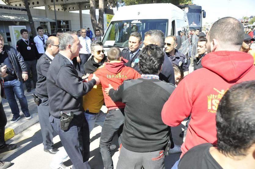 Antalyada Galatasaraya olaylı karşılama