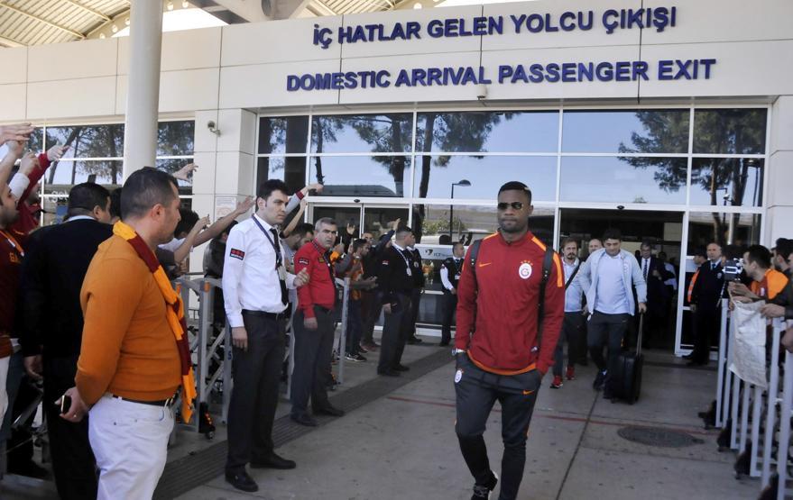 Antalyada Galatasaraya olaylı karşılama