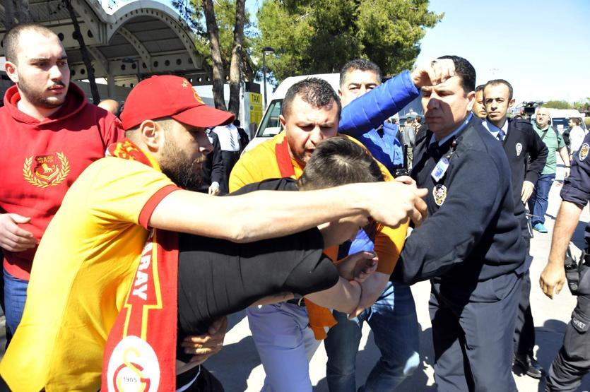 Antalyada Galatasaraya olaylı karşılama