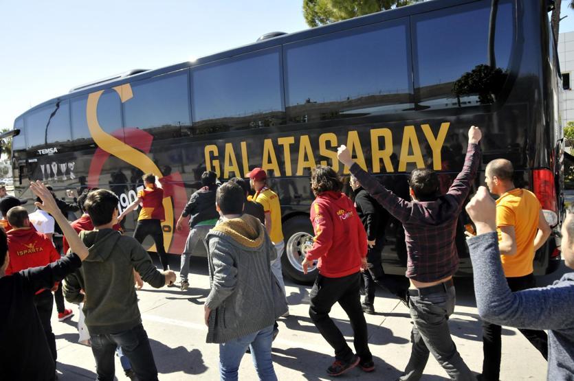 Antalyada Galatasaraya olaylı karşılama