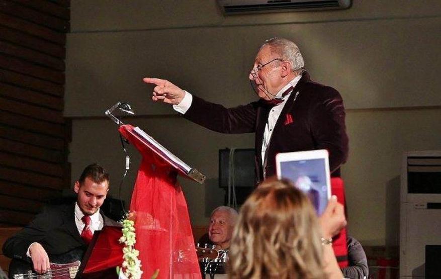 Koroyu bırakıp göbek atmaya başladı