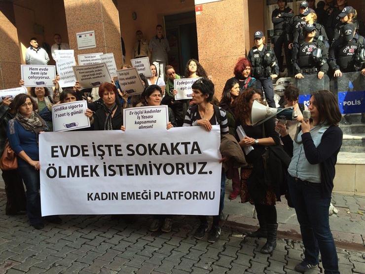 Kadınlar günde 4 saat 40 dakika fazla çalışıyor, 2.5 kat az kazanıyor